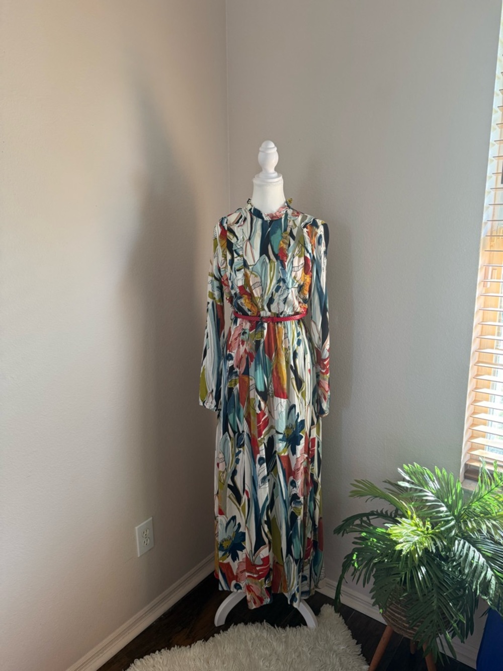 Elegant Floral Maxi Dress – Long Sleeve – Size Large – Chic & Flowing Style. - Picture 2 of 9
